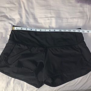 Lululemon LR 2.5” shorts